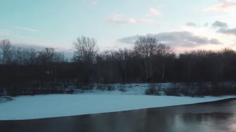 Winter landscape on the river 스톡 동영상 167274305