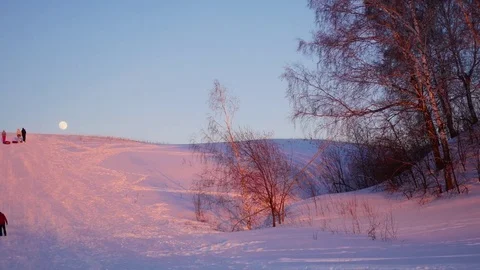 Winter landscape. sunset time. people climb the snowy hill Vidéo 73420917