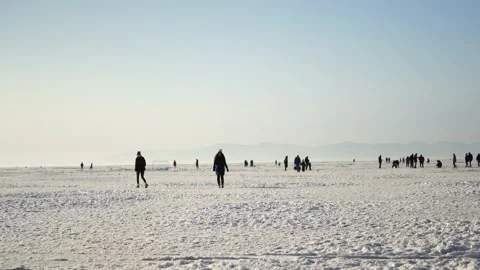Winter landscape with a view of people on the surface of the Amur Bay. 库存影片 164634319