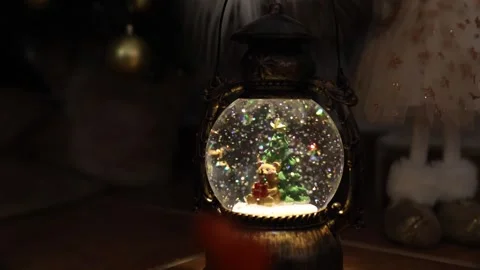 Winter lantern with a snow globe scene showing a small tree and bear figurines i 库存影片 324957076