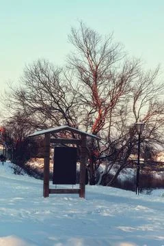 Winter lights pointer urban landscape on a sunny winter day, walkways and ... Foto stock
