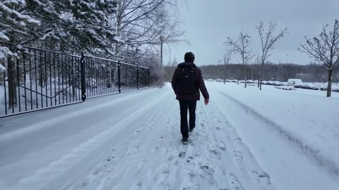 Winter. A man walks down the street of a big city Vídeos de archivo 331425173