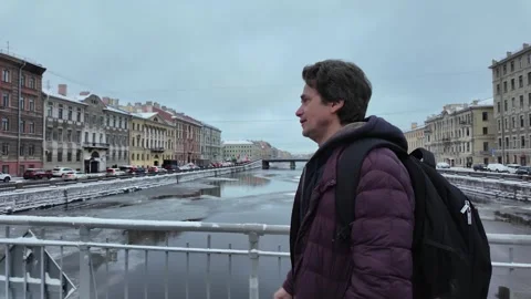 Winter. A man walks down the street of a big city 動画素材 331425491