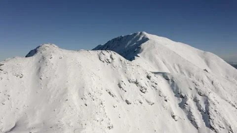 Winter Mountain Range Covered in Snow Vidéo 332010177