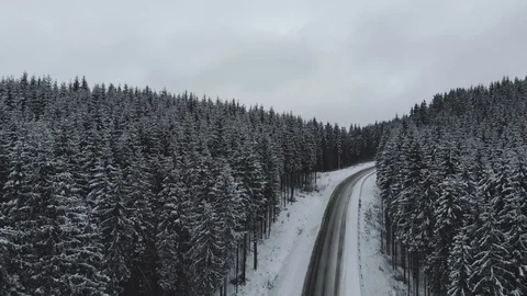 Winter mountain road surrounded by snowy trees, aerial view. Vídeo Stock 121208313