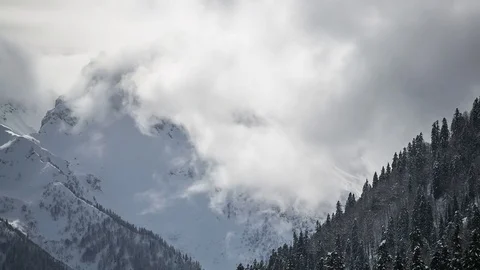 Winter Mountains And Clouds timelapse Stockbeeldmateriaal 83625118