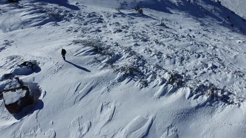 Winter mountains covered with snow. Dawn in the mountains from a bird's eye view 스톡 동영상 170723342