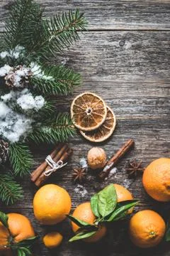 Winter or Christmas composition with clementines, fir tree branch, spices and Foto stock