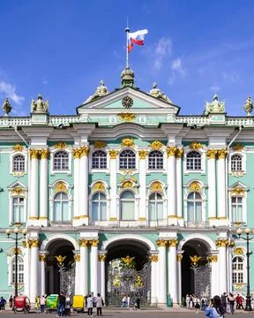 Winter Palace central gate with columns and Russian flag, 스톡 사진