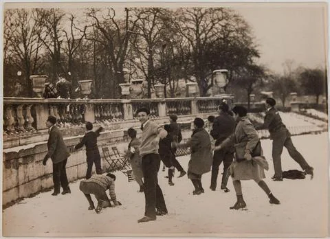 Winter in Paris. / Two groups of schoolchildren after a rule / shots of sn... Foto stock