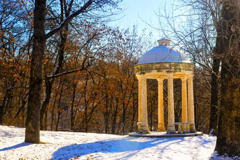 Winter park in February in the light of the setting sun. Stock Photos