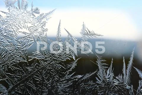 Winter pattern of ice crystals on glass Foto stock