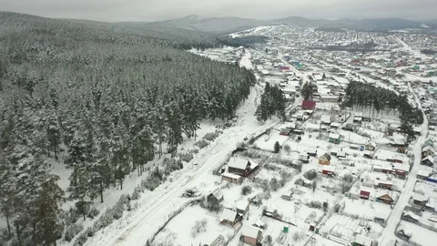 Winter pine forest and fog in the city of Beloretsk Video stock 119682053