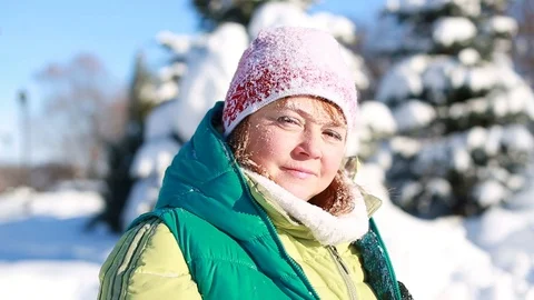 Winter portrait. Bright sun. Slow motion Stock-Footage 101009827