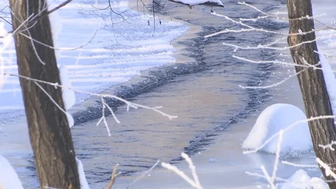Winter river and snow. Cold water flows in the river ice. Full HD. 库存影片 82739632