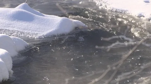 Winter river and snow. Cold water flows in the river ice. Full HD. 库存影片 82739806