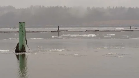 Winter river with floating ice. Green mark. Foggy weather. 스톡 동영상 148514031