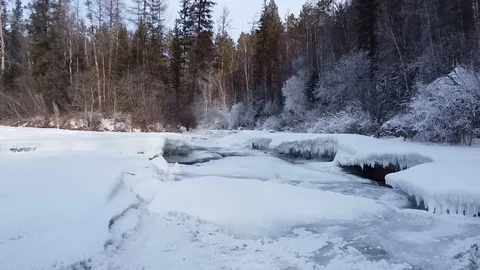 Winter River Stockbeeldmateriaal 129607304