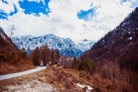 Winter road in the mountains Stock-Fotos