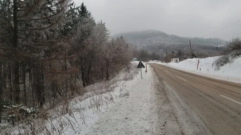 Winter road through the mountain Vídeo Stock 86420275