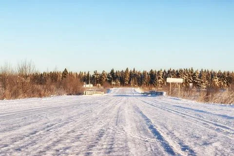 Winter road through snowy fields and forests various objects of the winter... Foto stock
