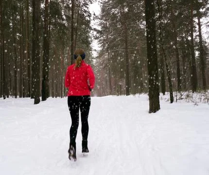Winter running exercise. Runner jogging in snow. Stockfoto's