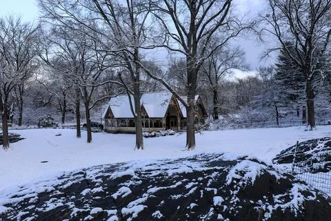 Winter scene featuring the Information Centre in Central Park Stock Photos