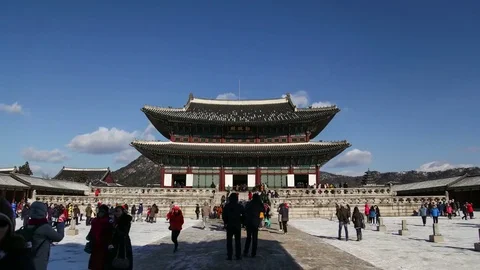 Winter scenery hyper lapse of people touring Korea Gyeongbokgung Palace. Vídeo Stock 77819415
