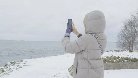 Winter Seaside Stroll: Capturing the Moment Видео 333448950