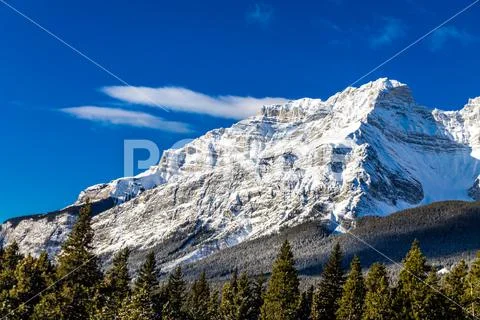 Winter settles in at Lake Minnewanka. Banff National Park, Alberta, Canada Stock Photos