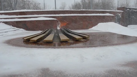 Winter. Snow. Eternal flame Vídeo Stock 100853881