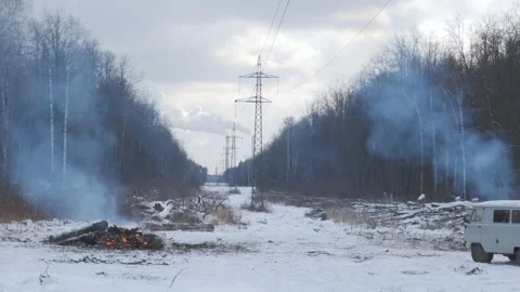 Winter snow forest landscape with bonfire with smokes. High-voltage power lines Vídeo Stock 146512121