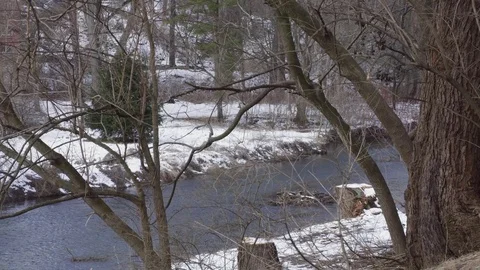 Winter snow river Vídeos de archivo 72602625