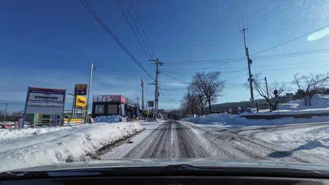 Winter Snow Road POV Shops Near Asahiyama Zoo Asahikawa Japan Vídeos de archivo 333314366