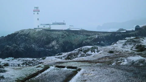 Winter snow storm at Fanad Head Lighthouse. coast of County Donegal in Ireland.  Vídeos de archivo 168547843