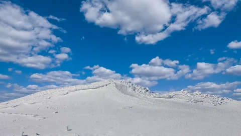 Winter snowbound hill under a blue sky time lapse scene 스톡 동영상 307233605