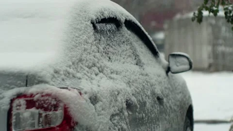 Winter snowfall. Car snow covered close up on the cold snowy city street    Vídeos de archivo 236695826