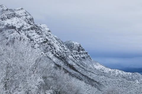Winter snowfall in Collada De Bracons and Puigsacalm peak, La Garrotxa, Gir.. Stockfoto's