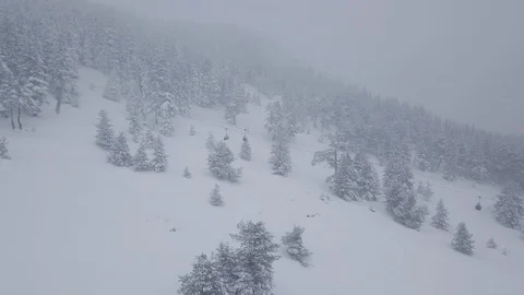 Winter snowfall in the forest and ski lift. Foggy. 스톡 동영상 101244090
