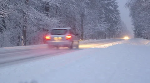 Winter Snowfall Night Driving on a mountain road Vídeos de archivo 54696949