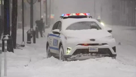 Winter storm in New York affects flights and causes traffic chaos, Nueva York, U Stock Footage 327630326