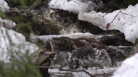 Winter stream Stockbeeldmateriaal 43133778