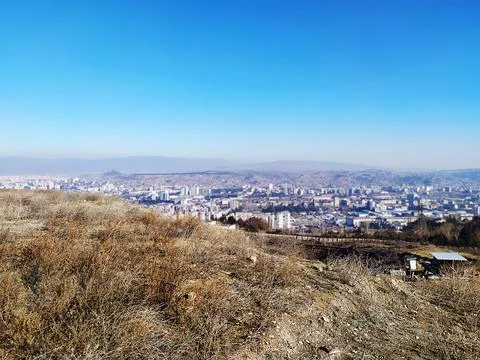 Winter sunny cloudless sky over the city 库存照片