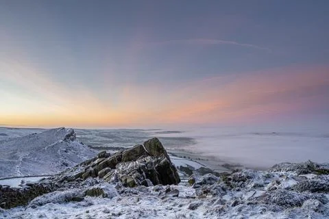 Winter sunrise cloud inversion, and snow at The Roaches, Staffordshire 스톡 사진