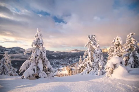 Winter Sunrise Time Lapse over Ski Town Canada 6K 스톡 동영상 72643545