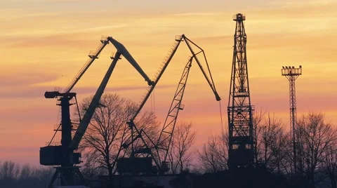 Winter sunset and working cranes in the port. Stock-Footage 59795314