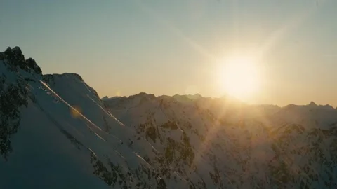 Winter Sunset over Snow Covered Mountain Peaks During Golden Hour Vídeos de archivo 331170345