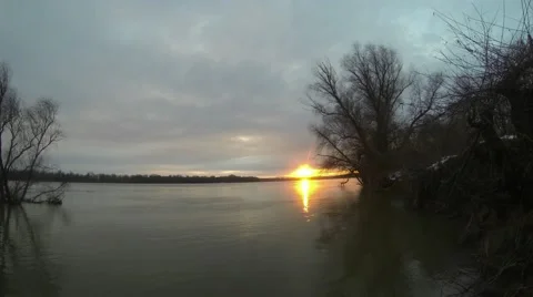 Winter sunset on the river. Stock-Footage 46471237