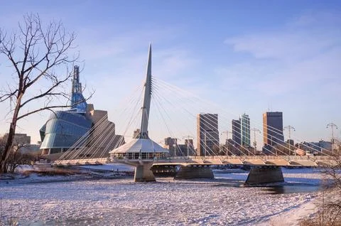 Winter sunset view on Esplanade Riel bridge with Canadian Museum for Human Foto stock