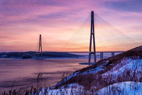 Winter sunset view of long cable-stayed bridge in Vladivostok, Russia Foto stock
